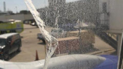 Yolcu uçağının camı havadayken çatladı