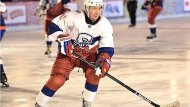Putin’in yılbaşı geleneği buz hokeyi oynadı ve kazandı